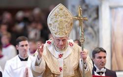 El Papa, Benedicto XVI, durante la celebracin de la misa de Epifana en la que ha ordenado a cuatro obispos | EFE