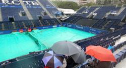 Los paraguas hacen acto de presencia en el Real Club Tenis de Barcelona. | EFE