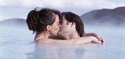 Una pareja se besa en el balneario geotermal de la Laguna Azul en Islandia. | Corbis