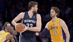 Los hermanos Gasol disputan un balon. | EFE
