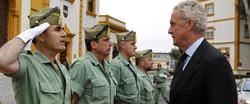 El ministro de Defensa ha visitado la base de la Legin en Almeria. | EFE