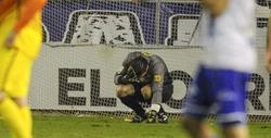 Pinto es alcanzado por un objeto durante el Alavs-Barcelona de Copa. | EFE/Archivo