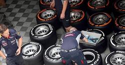 Mecánicos del equipo Red Bull trabajan con los neumáticos Pirelli en el GP de España. | Cordon Press