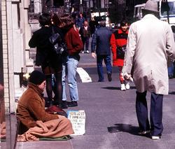 Un hombre pidiendo en las calles de Nueva York | Cordon Press