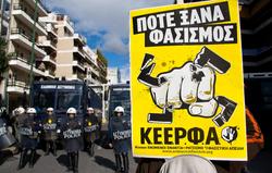 Policas griegos vigilando una marcha contra el partido Amanecer Dorado | Corbis