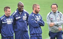 Cassano, Balotelli, De Rossi, tres de los futbolistas clave de Italia, junto a Prandelli, el seleccionador. | EFE