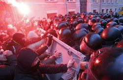 La polica ha cargado con dureza contra los manifestantes pro-europeos. | EFE