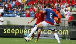 Iniesta controla el bal�n ante Cristian Arrieta. | EFE