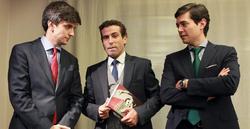 Carlos García con Alonso y Quintero | EFE