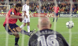 Ral, en el momento de fallar el fatdico penalti en la Eurocopa del 2000.