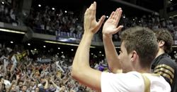 El Real Madrid celebra la victoria ante el Caja Laboral. | EFE