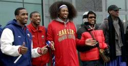 Dennis Rodman (d), junto a algunos miembros de los Globetrotters.