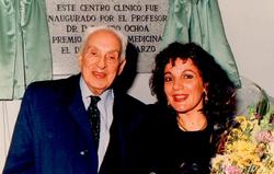 Ochoa junto a su secretaria Rosario Martn Rodrguez en una inauguracin