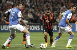 Alex Teixeira (c) se lleva el baln ante Ansotegi y Xabi Prieto. | EFE