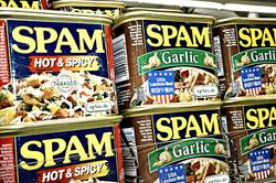 Latas de la carne enlatada de cerdo \'spam\', origen del trmino a travs de un sketch de Monty Python. | Flickr/CC/epSos.de