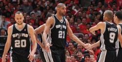 Los jugadores de los Spurs celebran su pase a la Final de la Conferencia Oeste.
