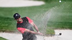 Tiger Woods saca una bola del búnker en el Arnold Palmer Invitational. | Cordon Press