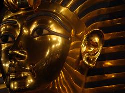Máscara del faraón Tutankamón, muerto a los 19 años. | Flickr/CC/Merce