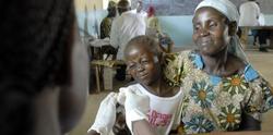 Un nio siendo vacunado contra la malaria. | US Army Africa