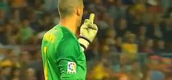 Valdés hace una peineta a Piqué. 