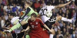 Los jugadores del Bayern luchan por un baln. |EFE