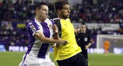 Rukavina (Valladolid) y Carriço (Sevilla) pugnan por un balón. | EFE
