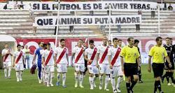 Pancarta contra Javier Tebas en el estadio de Vallecas. | EFE