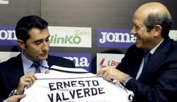 Ernesto Valverde, junto a Manuel Llorente en su presentacin con el Valencia. | EFE