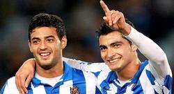 Carlos Vela celebra junto al Chori Castro uno de sus dos goles al Rayo. | EFE