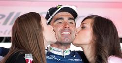 Fran Ventoso, del Movistar, celebra en el podio su victoria en la novena etapa del Giro. | EFE