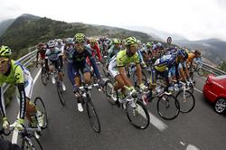 Los ciclistas sufrieron las incklemencias del tiempo en la decimocuarta etapa de la Vuelta a Espaa. |  EFE