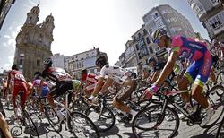 El pelotn toma la salida en la segunda etapa de la Vuelta Ciclista. | EFE