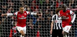 Theo Walcott (i) celebra uno de sus tres goles al Newcastle. | Cordon Press