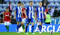 Los jugadores del Wigan, cabizbajos tras la derrota ante el Swansea. | Cordon Press