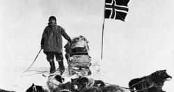 Roald Amundsen, junto a su trineo tirado por perros. | Archivo.