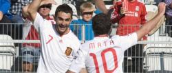 Adrián y Mata celebran el primer tanto. | EFE