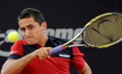Nicols Almagro devuelve una bola a Fernando Verdasco. | EFE