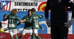 Alejandro Pozuelo (c) celebra con sus compaeros el primer gol del partido.| EFE