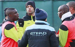 Micah Richards (i) y Mario Balotelli (d), durante el ltimo entrenamiento del Manchester City. | EFE