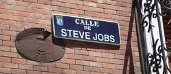 Así se vería la placa de la calle Steve Jobs