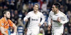 José Callejón (d) celebra uno de sus dos goles al Dinamo. | EFE