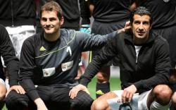 Casillas y Figo, durante un partido benfico. | Archivo.