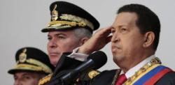 Hugo Chvez, junto a varios jefes militares. | EFE