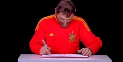 Iker Casillas, firmando con una jeringuilla.