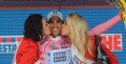 El ciclista espaol del Saxo Bank Alberto Contador celebra su victoria en la novena etapa del Giro de Italia. | EFE