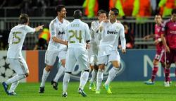 Cristiano Ronaldo (c) celebra su primer gol en Lyon. | EFE