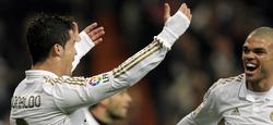 Cristiano Ronaldo celebra con Pepe el primer gol ante el Racing. | EFE