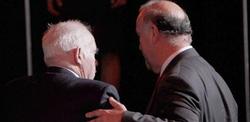 Del Bosque y Luis Aragons durante el acto en el que se homenaje a los jugadores que han superado los cien partidos. | EFE