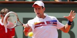 Novak Djokovic devuelve una bola a Thiemo De Bakker. | Reuters