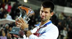 Novak Djokovic posa con su trofeo de campen del Masters 1000 de Roma. | EFE